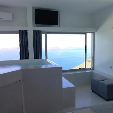 Maximilian Caldera Suites Fira (Santorini)