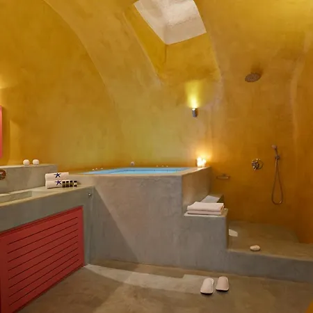 Maximilian Caldera Suites *